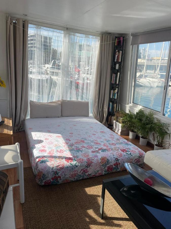 Light Bedroom In A Home Boat - Barcelona — Photos 1